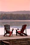 Vider les chaises du lac Eagle Lake (Ontario), Canada