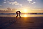 Couple sur la plage au lever du soleil