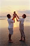 Couple avec bébé sur la plage