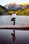 Femme pratiquant de Yoga en plein air