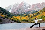 Frau praktizieren Yoga im freien