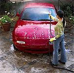 Frau waschen Auto