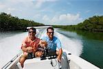 Hommes conduisant le bateau Keys de la Floride USA