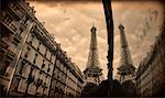 Tour Eiffel reflétée dans la fenêtre Paris France