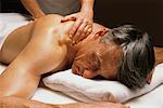 Homme recevant un Massage