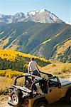 Femme regardant le paysage de la Jeep, Aspen, Colorado, USA