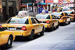 Linie von gelben Taxis New York City, New York, USA