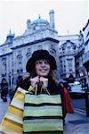Femme avec des sacs à provisions Londres Angleterre