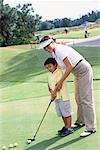 Mère et fils jouer au golf