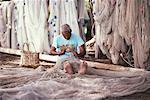 Mann Making Fischernetze Tahiti
