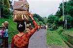 Femme transportant des colis sur la tête, Bali Indonésie