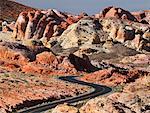 Kurvenreiche Straße durch Felsen Tal des Feuers Staatspark Las Vegas Nevada, USA