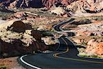 Route sinueuse à travers la vallée rocheuse du parc d'état de feu Nevada USA