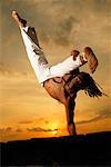 Homme fait la Capoeira