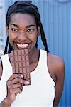Femme manger chocolat