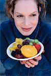 Femme avec un bol de fruits