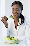 Femme mangeant salade