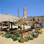 Markt im Innenhof der Ribat Ribat Harthema, Monastir, Tunesien, Afrika