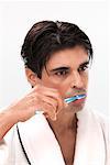 L'homme le brossage des dents
