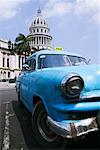 Voitures anciennes comme Taxi à l'extérieur dEl Capitolio la Havane, Cuba