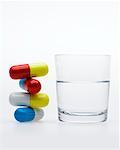 Pilules et le verre d'eau