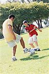 Vater und Sohn Fußball spielen