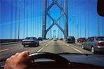 Fahren auf die Bay Brücke San Francisco, Kalifornien, USA