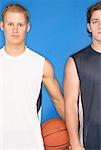Porträt von zwei Männern mit Basketball