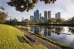 Skyline mit Ruderern am Fluss Melbourne, Victoria, Australien