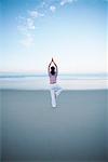 Frau tun Yoga am Strand