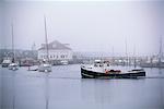 Bateaux dans la brume Menemsha, Martha s Vineyard Massachusetts, USA