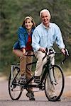 Couple Riding Tandem Vélo