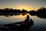 Homme pêche, Pantanal, Brésil