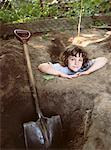 Garçon en train de creuser un trou