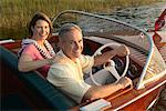 Couple posant en bateau