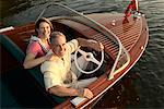 Couple posant en bateau