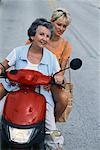 Mère et fille sur Scooter