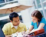 Homme et femme avec ordinateur portable dans le Cafe