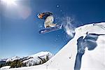 Snowboarder en saut d'obstacles
