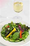 Gemischte Salat und Wein