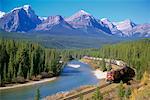 Güterzug bei Morant Kurve, Banff Nationalpark, Alberta, Kanada