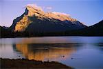 Montagne et lac, Mont Rundle et Vermilliion des lacs, Parc National Banff, Alberta, Canada