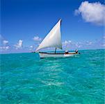 Mann im Segelboot, Mauritius, Indischer Ozean