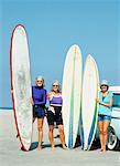 Femmes avec des planches de surf et Classic Car