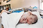 Nouveau-né dans la chambre d'hôpital