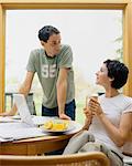 Couple dans la cuisine, manger le petit déjeuner