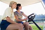 Frauen im Golf-Cart