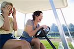 Frauen im Golf-Cart