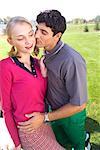 Mann küssen Frau am Golfplatz