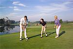 Frauen und Mann Golfen
